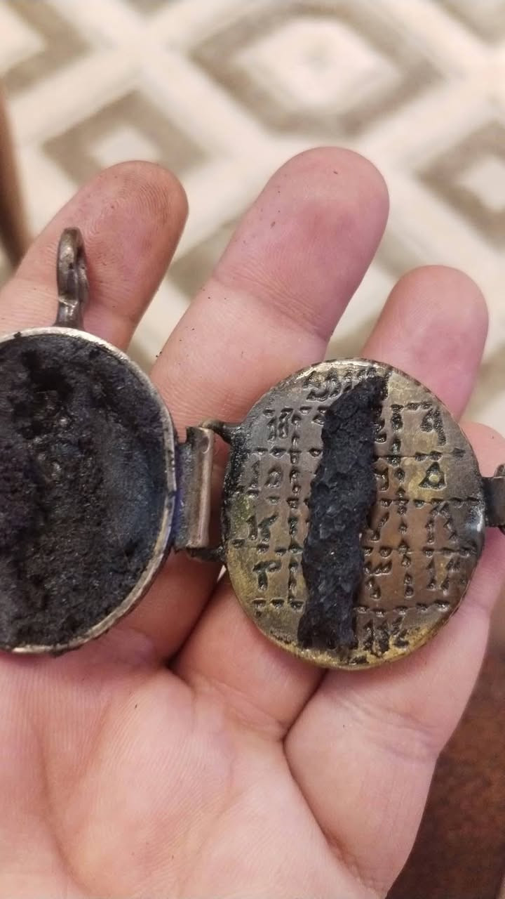 السلام عليكم من رخصه الادمن قلاده من الهبهاب النادر وحجر الاحمر البيحاد وعرق ساحلي اصلي الي يشتري ويعرف بيهه هذا رقمي ***********
