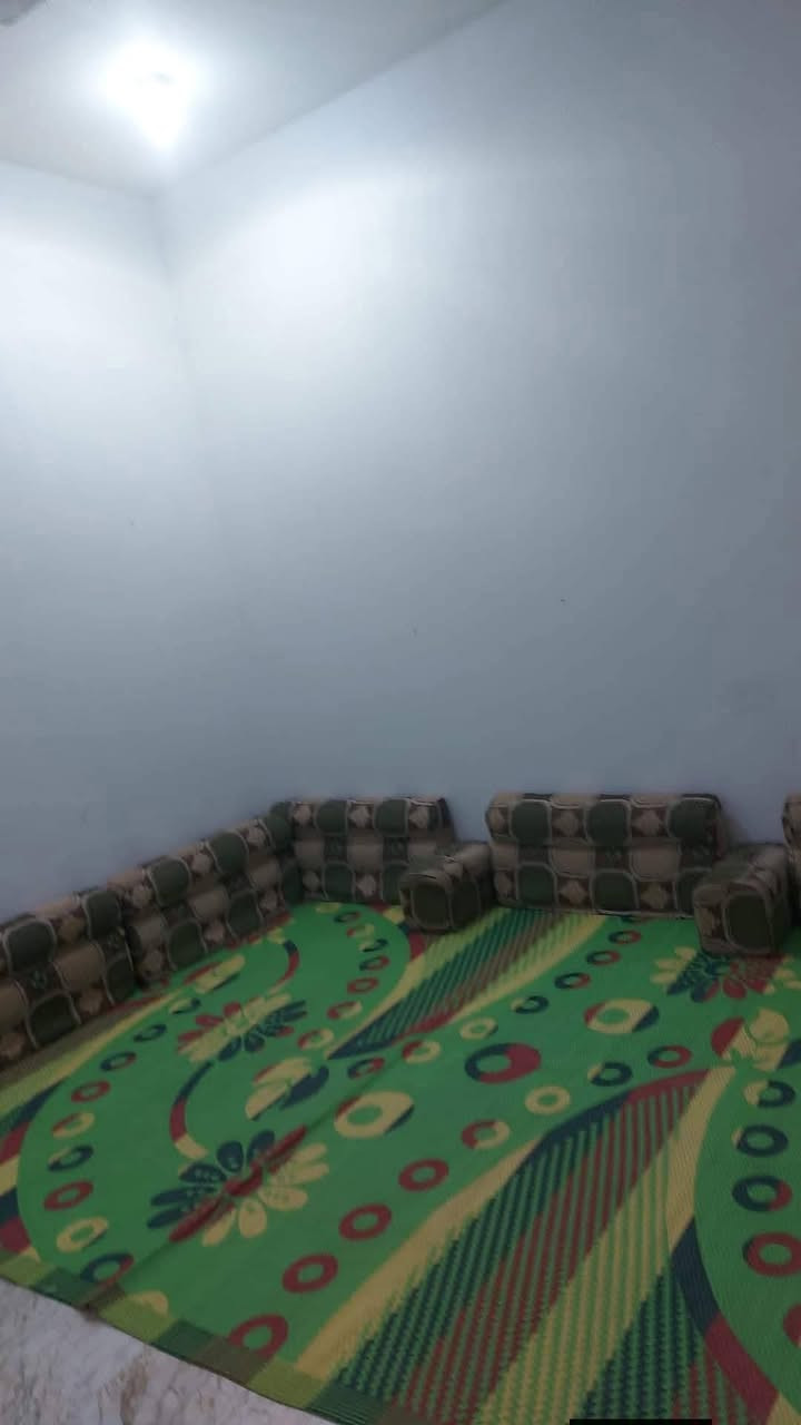 بناء جديد كله طابوك ورباطات والسكف كونكريت ارضية بورسلين وسيراميك المطبخ والحمامات درجة اولى زراعي مساحه 100
غرفه  وصالة ومطبخ دوانيه منور  حمام داخلي  وحمام خارجي السبل الاوله هاتف ***********
سعر 35 بي مجال
***********
بناء جديد كله طابوك ورباطات والسكف كونكريت  ابناء حديث  درجة اولى زراعي مساحه 100

