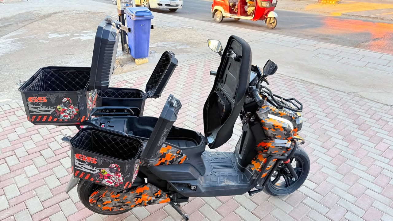 اباتشي الرحالة جماعت الدلڤري لتحتارون
دراجة اباتشي شحن من شركة الجوهرة البحرية 2026 بيهة اماكن تخزين اربع جنط بيهن عازل
بطارية ليثيوم 40A 72V الدراجة بيهة شلعة وسرعة مخيفة 
اشاير يمنة يسرة ودبل ونضام P وRرجوع للخلف ومثبت سرعة وحساس كهربائي بالستاند تجي بقياس تاير(130/70/12)اكبر قياس  الدراجة حلوة ونضيفة
السعر💵:1250 مليون و250
العنوان📍:ابو غريب الزيتون قرب مجمع الزيتون
هـ☎️:***********واتساب
