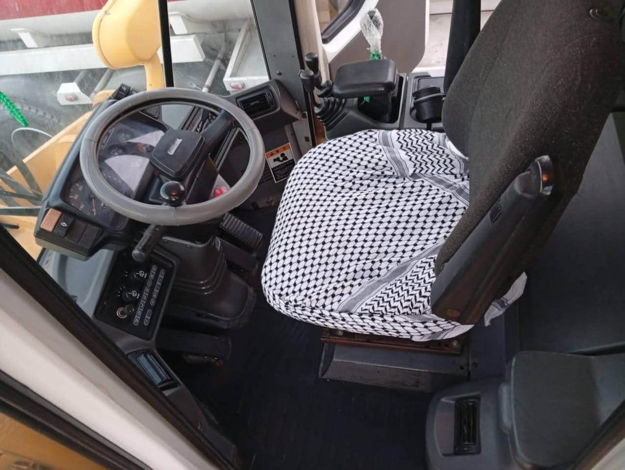 للبيع شفل حجم 80 مديل 2005 وارد ياباني مكينه مشتغله 4 الف مامفتوح بيه برغي بلاد عنوان بصره الزبير *********** او ***********
