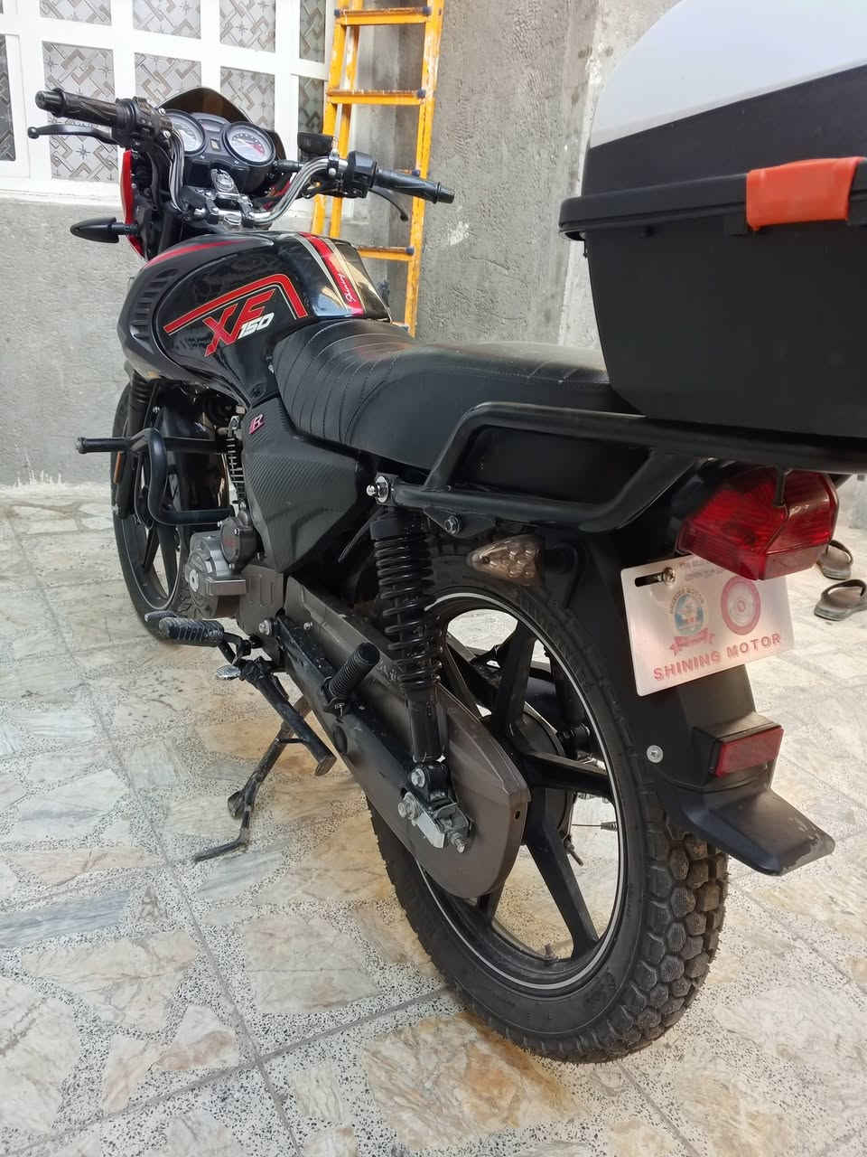 شاينك 2025 كفالة عامة 
ماشي 15 الف مكينة 150 مامفتوحة ناعمة 
تايرتها جدد كهربائيات كلها شغالة مناقصها شي
سعرها 1050 وبيها مجال 
مكاني بغداد الغزاليه شارع الضغط 
***********
