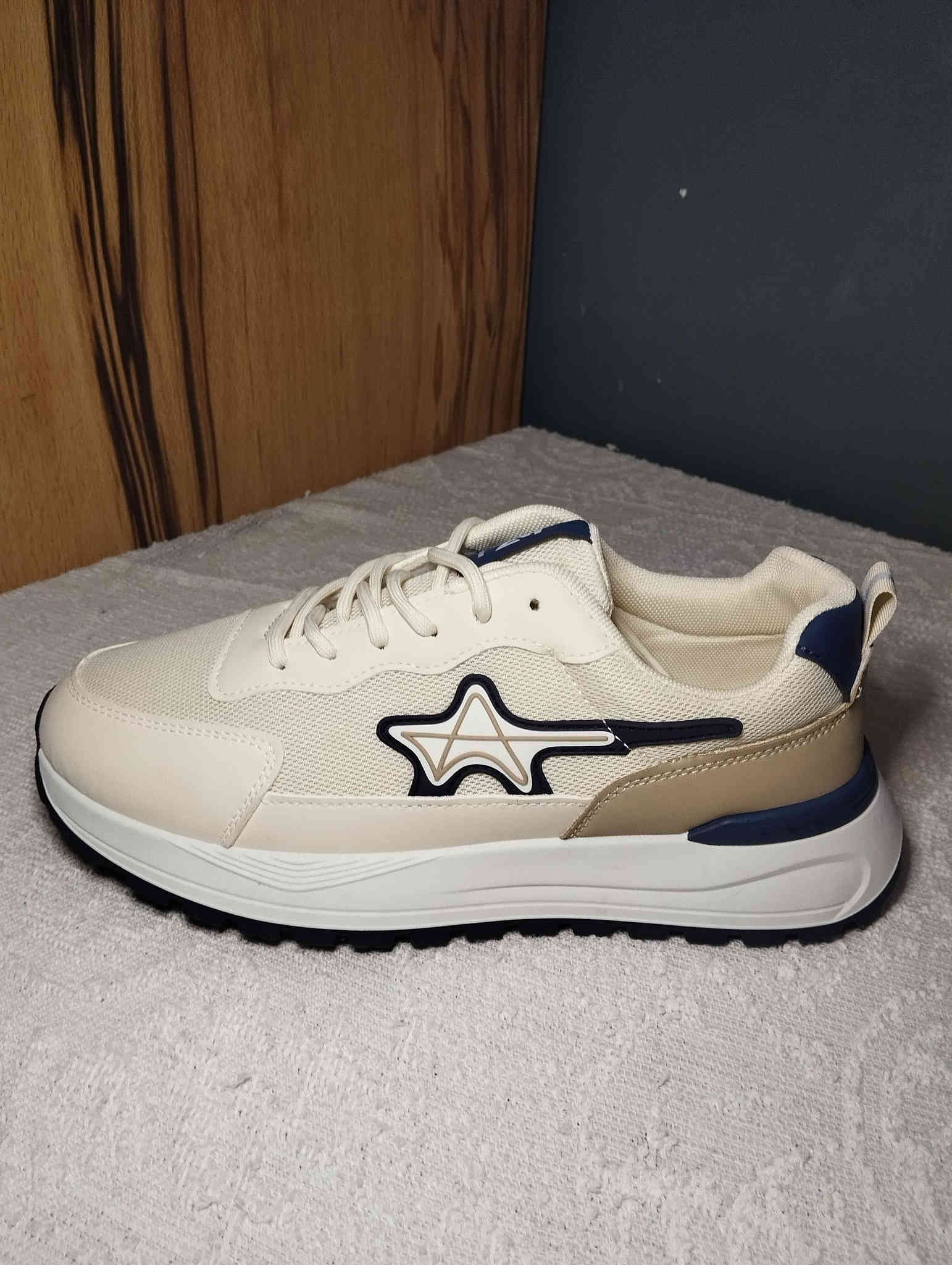 السلام عليكم ورحمه الله وبركاته 50 قطعه احذيه جديد مو باله ابيعهن شلعه وحده القطعه على 7 الف والقياسات من 40 لل 45 مستعجل على البيعه للتواصل ***********
