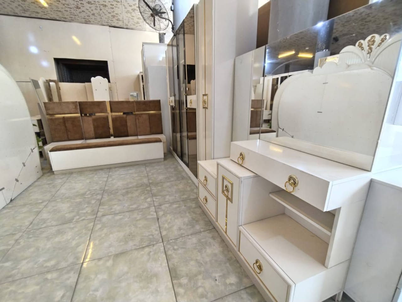 غرفه نوم تركي ٨ قطعه نضافه جيده مستخدمه بسعر مميز
590 الف مع النقل والشد الطابق الأرضي داخل محافظة النجف الاشرف ***********
