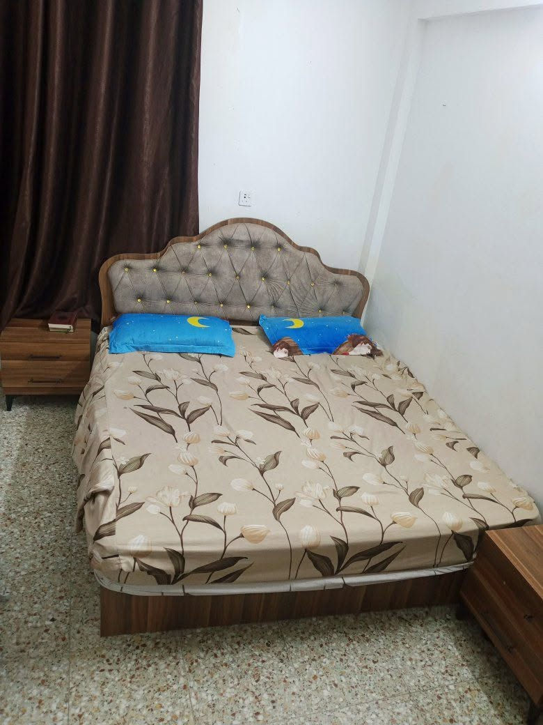 غرفه عراقي تفصال  
5 قطع 
 2كومدي 
سرير نفرين 
كنتور 4باب 
ميز تواليت
السعر :750 وبيها مجال 
للتواصل واتس: ***********

