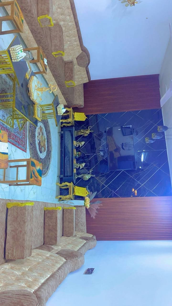 *🔥 فرصة ذهبية - بيت للبيع بسعر حرق 🔥*
*📍 النيل القديم - حي موسى الكاظم - شارع الجدول*

*🏠 المواصفات الكاملة:*  
▫️ *المساحة الكلية:* 400م² | *مساحة البناء:* 200م² + *حديقة:* 200م²  
▫️ *البناء:* طابق واحد صب كونكريت حديث، جاهز ما يريد فلس  
▫️ *التقسيم:* 2 غرف نوم + صالة جبيرة + استقبال مفصول  
▫️ *الصحيات:* 3 حمامات | داخلية + خارجية  
▫️ *إضافات ذهب:* محل + غرفة مخزن كاملة عالسطح  

*📜 الوضع القانوني:*  
✅ *طابو زراعي سند 25*  
✅ *تحويل مباشر باسم المشتري* فوراً - لا دوخة ولا معاملات

*⚡️ الخدمات فل:*  
🔌 كهرباء: خطين وطني + مولد ذهبي  
💧 ماء: خطين أسالة + ماء الجدول  
🛣️ *الموقع:* شارع الجدول 10 | يبعد 500م عن الشارع الرئيسي، شارع فرعي هادئ

*💰 السعر: 145 مليون وبيه مجال للشراي الجاد*

📞 *للمعاينة***********
واتساب + اتصال | المالك مباشرة، الوسيط يمتنع

---
