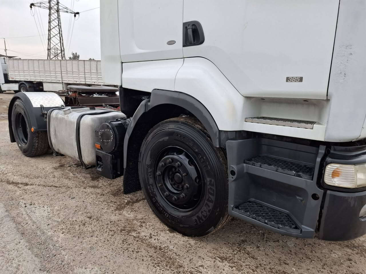 سلام عليكم عندي رينو للبيع موديل 98 رقم الانبار انكليزي حجم 385 جاهزه اي نقص ما بيهه بلاديه لا ضربه ولا صبغ كله على بلاد تبريد شغال محرك جديد ستندر شركه تخم تاير جديد كهربائيات كله شغاله كير ومحرك واكسل كله جديد مكان السياره بغداد السعر 80 وبيهه مجال قليل الشراي يتصل ***********
