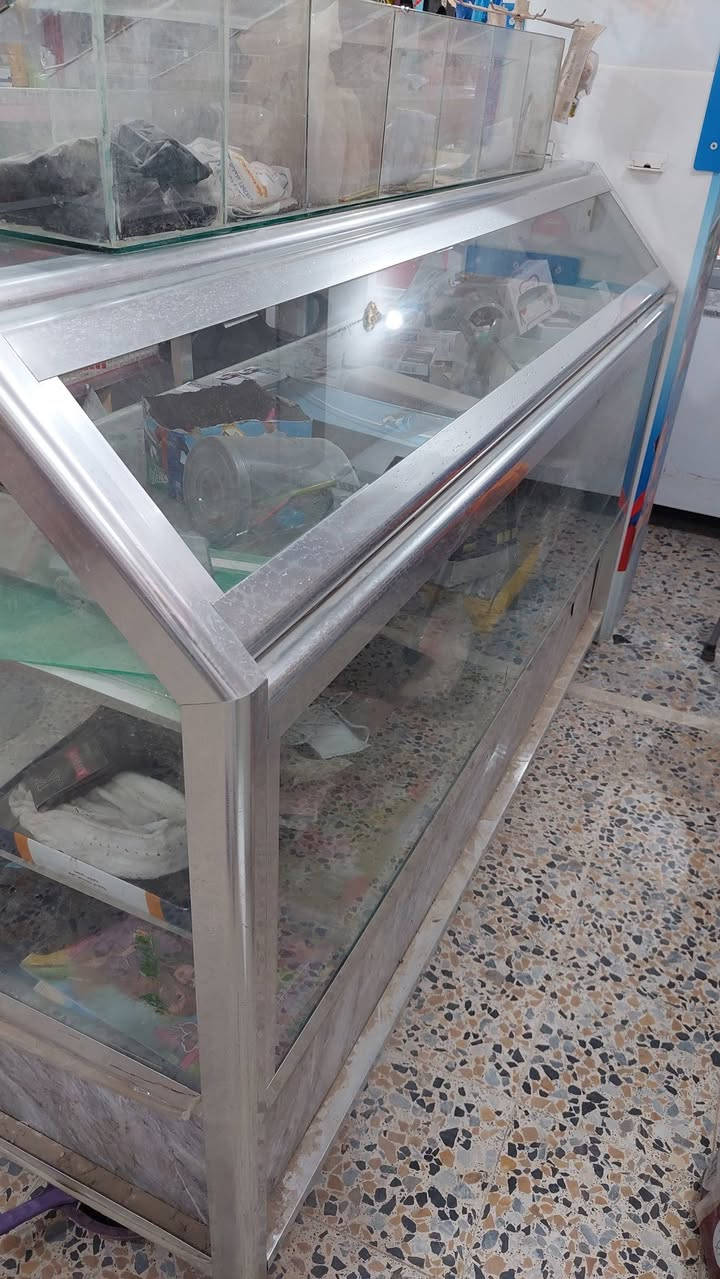 ميز عارضة الألمنيوم ارتفاع 1.20عرض 60سم طول  2 متر جام 6 ملم للإستفسار ***********
