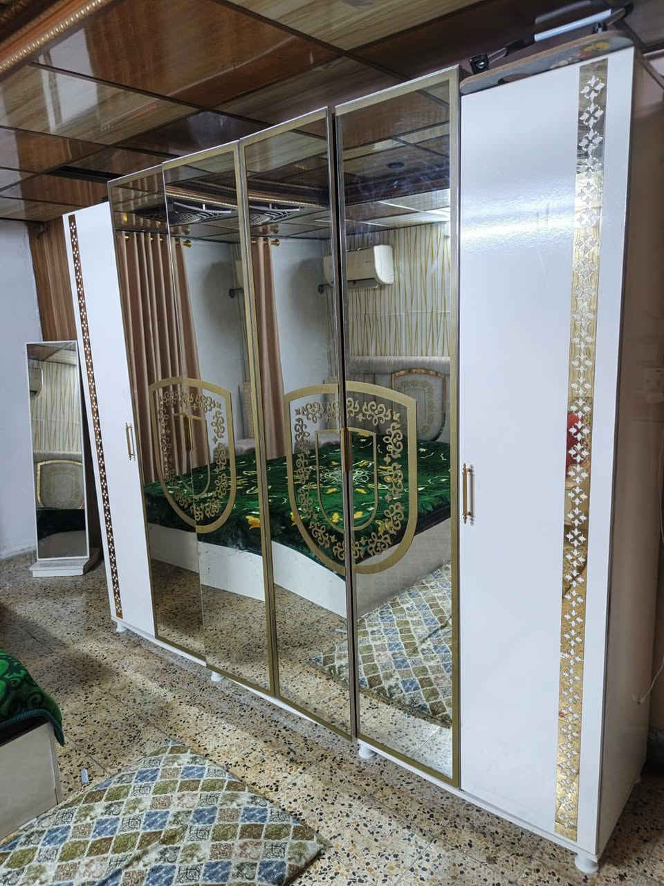 سلام عليكم عندي هذا طخم غرفة نوم ٨قطعه  للبيع اشتريته مليون ونص ابيعه ٧٠٠الف نظيف وسيسم سكه يصعد ويتخله جوه غراض  ***********

