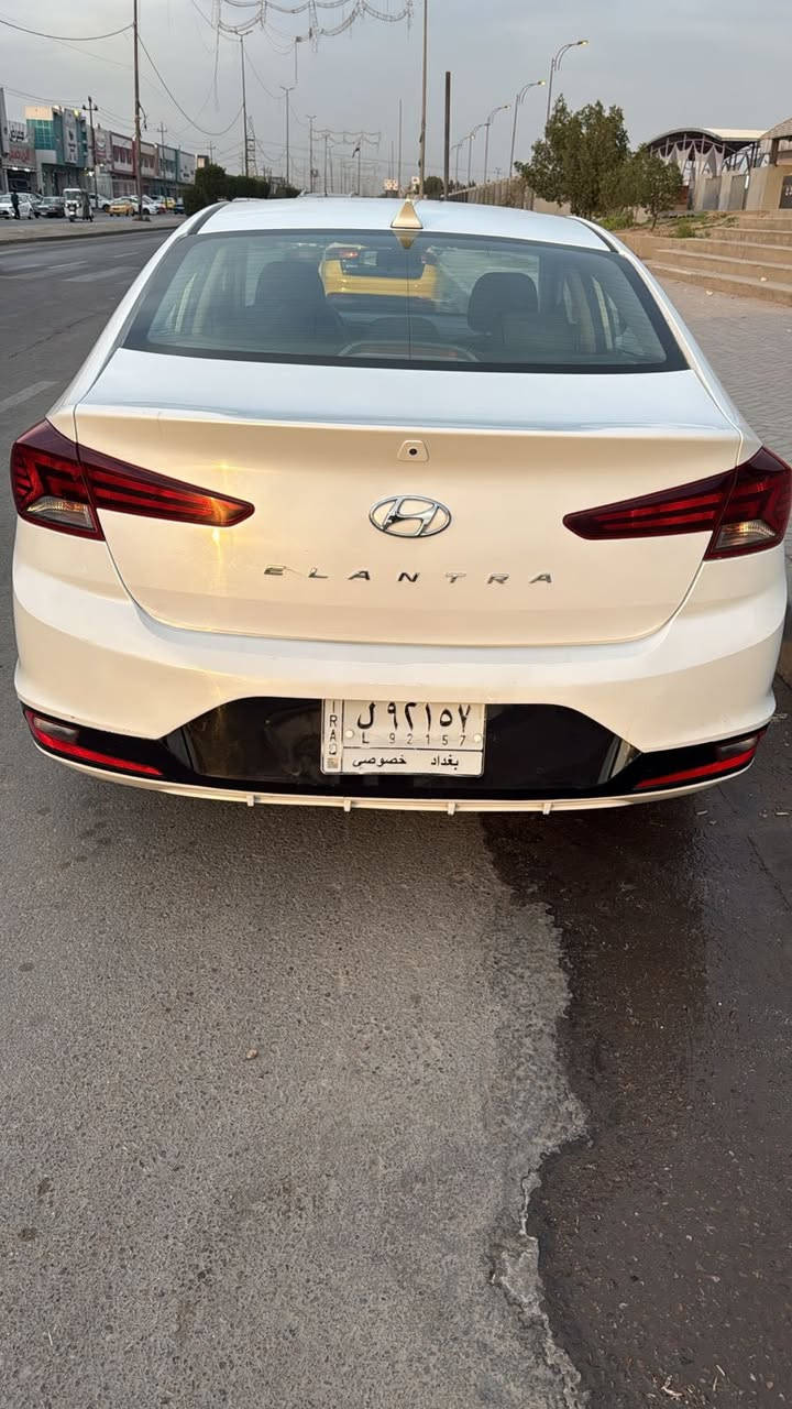 مكلف بل نشر للبيع الالنترا 2019 سيارة نظيفة وبأسمي بيه صبغ شوية من البنيد والسونار موجود بل منشور وصور الحادث بل منشور السعر 140 وبيه مجال مكانه الشعب للاتصال ***********
