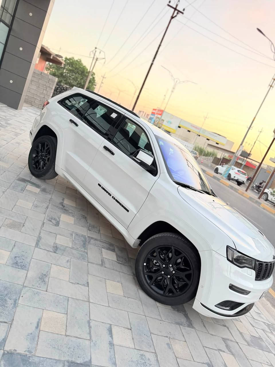 جيب كراند شيروكي اس S
ام رادار 
الموديل : 2022 . (خليجي) . 
المحرك : V6.  3.6L .
العداد :68  الف كيلو مو ميل 
وكاله هارلم السياره 
السياره مكفوله كفاله عامه من الصبغ و البارد 
سياره داخل احمر مغلفه عازل حراري لجميع جام السياره 
رقم بغداد باسمي الجديد 
سياره جديده بمعنى الكلمه 
* المواصفات : داخل احمر بلادي 
 * رادار مع مانع تصادم امامي . 
* تحذير الخروج عن المسار . 
* نقطة عمياء .
* دفع رباعي 4x4 . 
* اوتو بارك .
* ذاكرة خزن ميموري لحفظ وضعيات الجلوس . 
* المقاعد الأمامية مع تدفئة . 
* صف المقاعد الخلفية مع تدفئة . 
* ويل قياس 20 انج اسود لماع .
* مقود السائق كهربائي . 
* تدفئة ستيرن . 
* سقف بانوراما .
* شاشه 8.4 انج .
* نظام الملاحة (GPS) . 
* نظام خاص للطرق الوعرة . 
* مصابيح امامية زنون . 
* المصابيح الأمامية مع LED لايت . 
* كشافات الضباب زنون . 
* تشغيل عن بعد .
* صندوق كهربائي .
*  حساسات أمامية . 
*  حساسات خلفية .
* كاميرا خلفية .
* بخاخ ماء لتنظيف المصابيح الامامية .
* مرايا بخاصية التعتيم الذاتي . 
* مرايا جانبية قابلة للطي كهربائيا . 
* بلوتوث تلفون . 
* محدد سرعة . 
* نظام تشغيل واطفاء اوتماتيكي للمحرك للتوفير من صرف الوقود .
* نظام بريك اوتماتيكي امامي خلفي 
وباقي مواصفات ال s معروفه السياره جديده بمعنى الكلمه جاهزه من كلشي تخم تايرات جديد السياره مابيها مصرف دينار واحد 
للاستفسار اكثر 
***********

