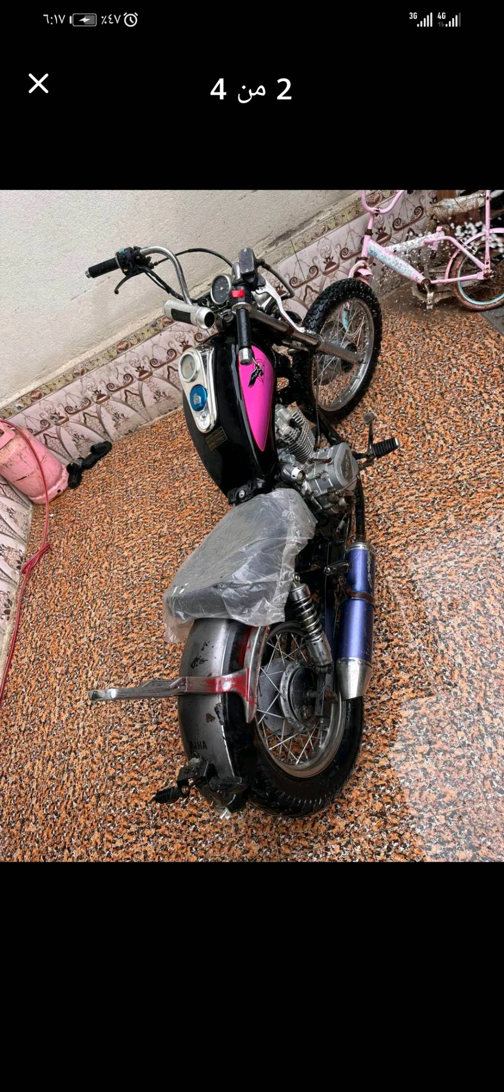 دراجة نارية بحالة جيدة مع تصميم أنيق يجمع بين اللون الأسود والوردي، مريحة للاستخدام داخل المدينة. المحرك قوي ويعمل بكفاءة، مع وجود عائق خلفي للتخزين. الدراجة نظيفة وجاهزة للاستخدام، مما يجعلها خيار مثالي لمن يبحث عن وسيلة نقل اقتصادية وعملية.
