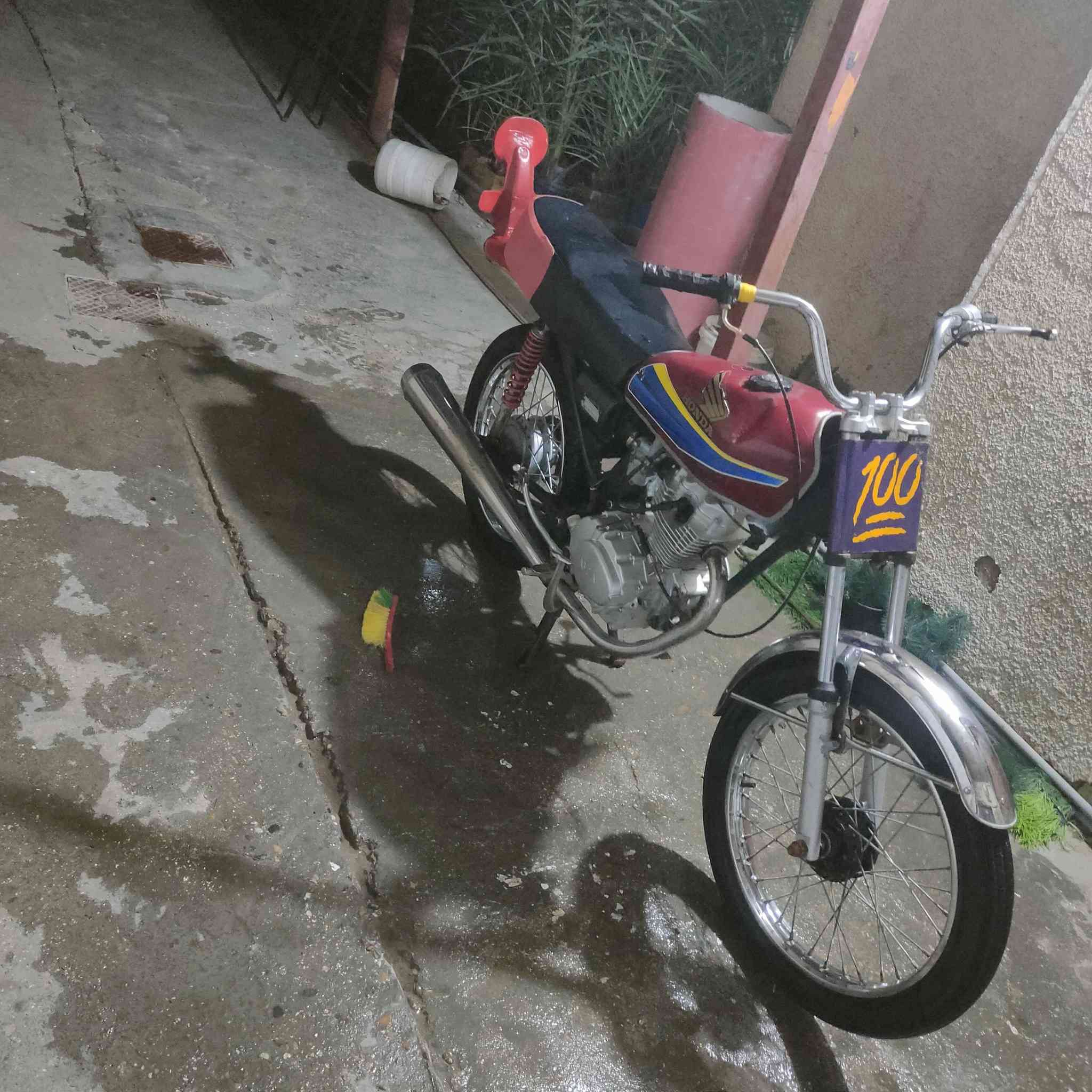 سلام عليكم دراجة للبيع حلوة مكينة ناعمة مكاني بغداد اليوسفية دراجة شك الكاع ب350 وبيهة مجال قليل مكاني مكاني بغداد اليوسفية رقم ***********
