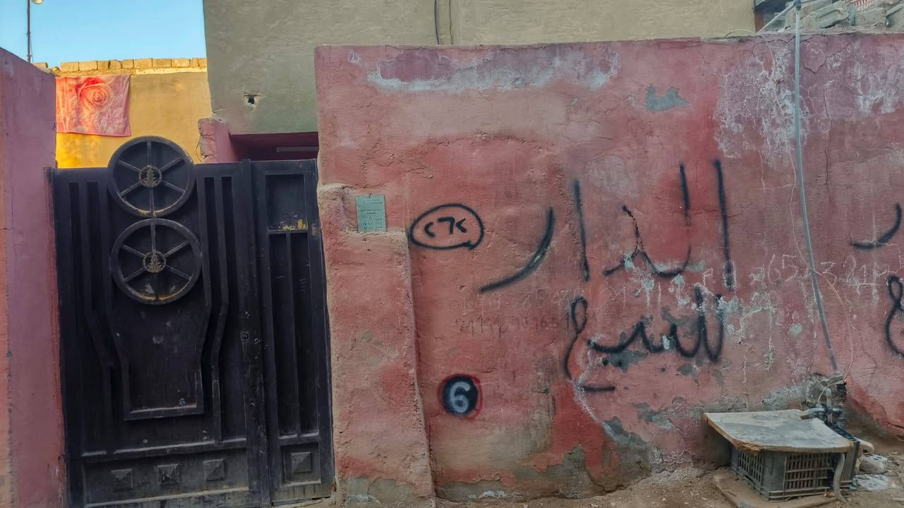 سلام عليكم بيت مساحة 100 متر شارع 4 متر يحتوي البيت على طابق واحد وغرفة نوم واحدة وصالة واستقبال وصحيات للاستفسار الاتصال على الرقم ***********
