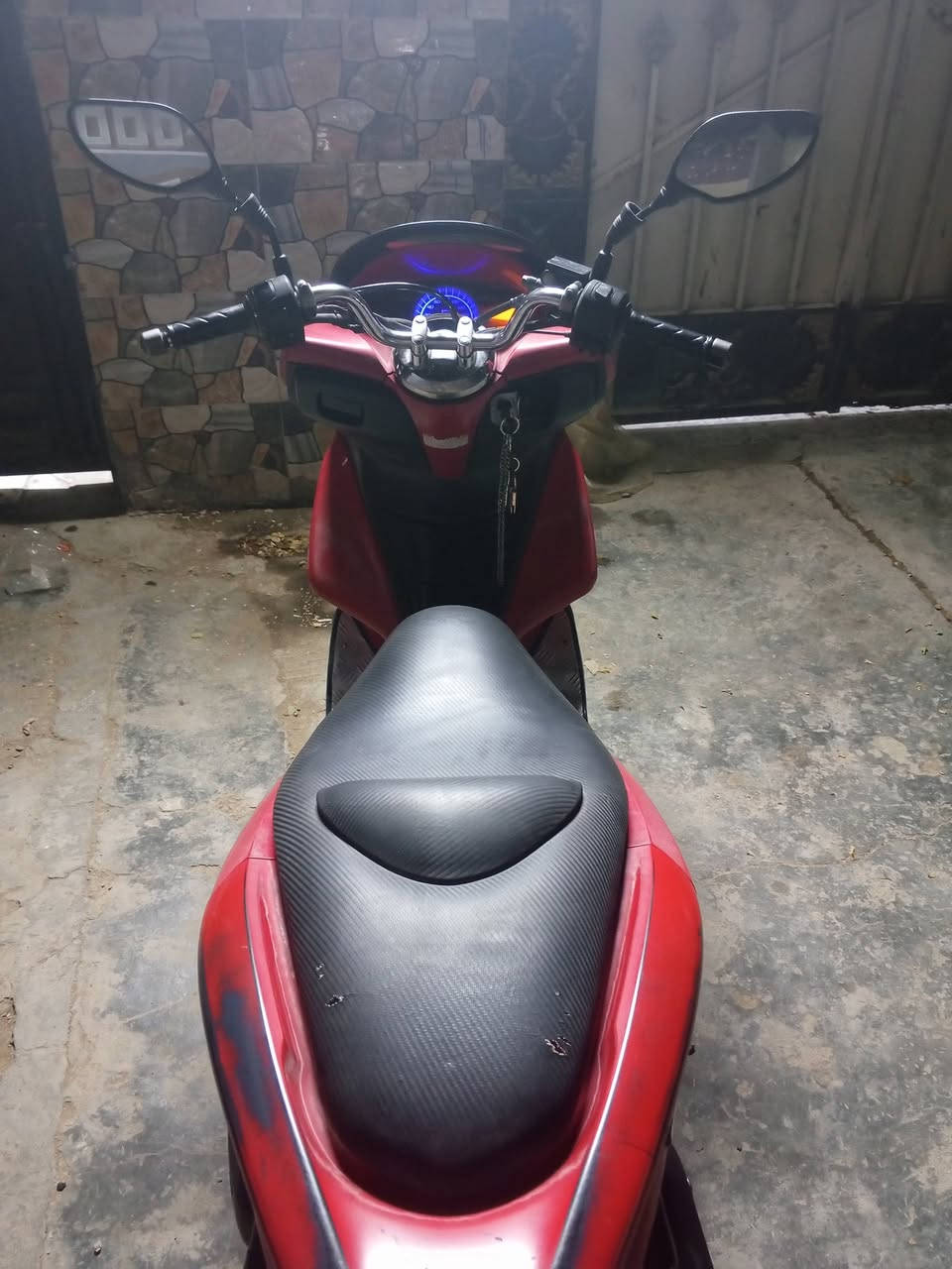 السلام عليكم دراجة pcx  جيل ألاول مكينة 150cc دراجه مكينه ممفتوحة ابد ارواق كاملة شغالة نكرة سلف 
 بيهه تبخير بسيط من تحمه يكطع حساسات شغالة كهربائيات كلهن شغاله وكله بلادي سعرها 825 المكان بغداد جميلة ***********
