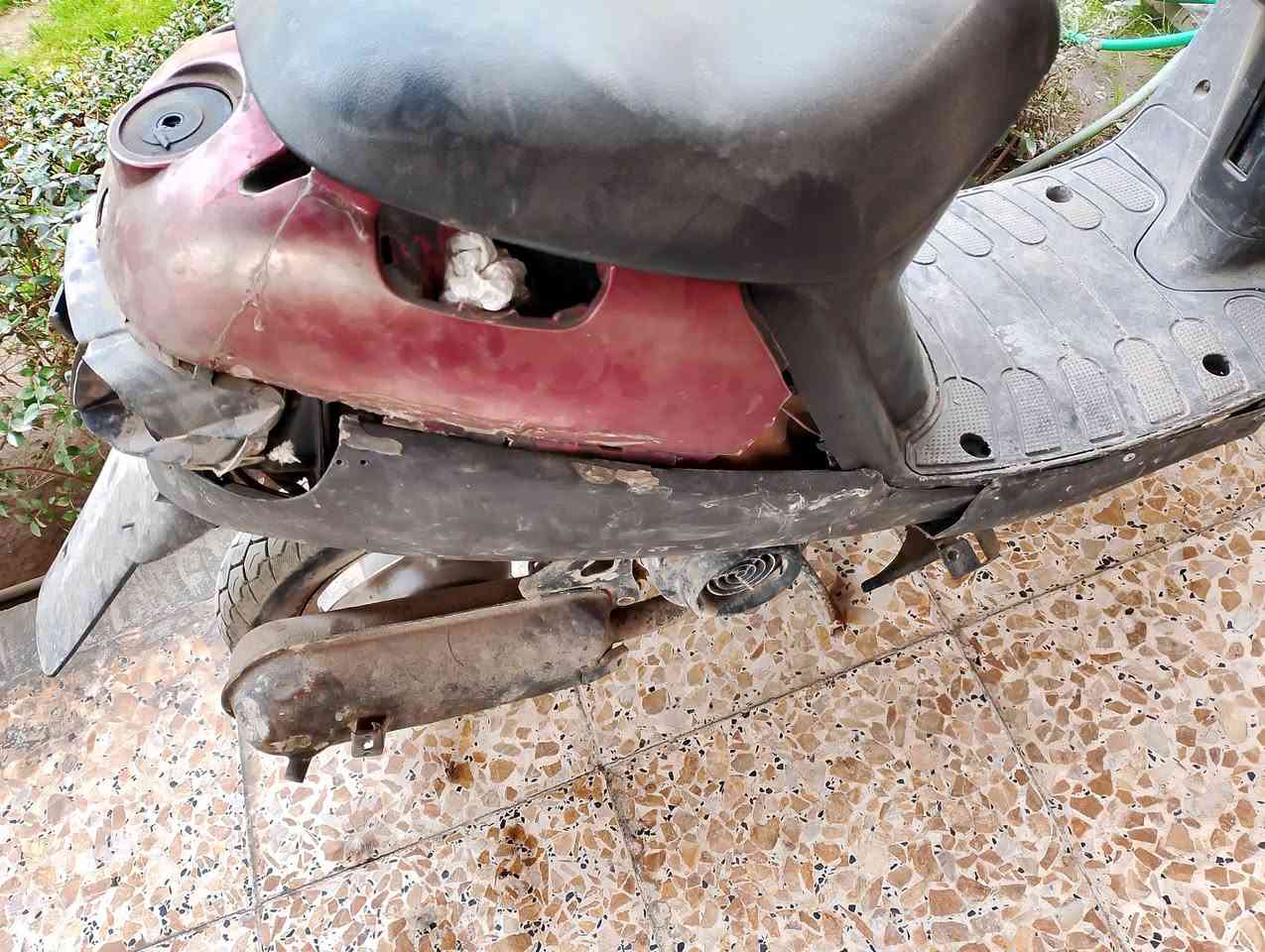 سلام عليكم دراجه بطه دراجه متروكه بس مكينه شغاله نشطه رايده 75 وبيه مجال سعره سعر بايسكل 
كهربيات شغالع تايرات جدد 
مكاني كاضميه 
***********
