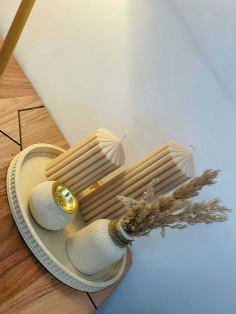 لمسة دفء لزوايا منزلك ✨
التفاصيل تصنع الفارق.. شموعنا العمودية بتصميمها المضلع المميز مع طقم "الجبس" الأنيق يضيف لمسة من الرقي والهدوء لأي مكان.
• ألوان طبيعية تناسب ديكور منزلك.
• تصميم عصري وبسيط (Minimalist).
• مثالية كهدية مميزة لمن تحبون.
أضف لمسة من السكينة إلى يومك الآن. 🕯️

• ✅ جودة عالية في التصنيع.
• ✅ مظهر عصري وأنيق.
• ✅ متوفر للتوصيل الآن.
للطلب أو الاستفسار، يرجى مراسلة الصفحة. 💌


**إذا كنت صاحب هذا الإعلان وتريد حذفه لأي سبب، رجاءا أرسل رسالة إلى الدعم الفني**