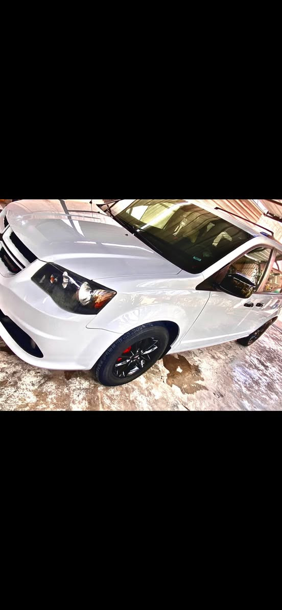 السلام عليكم اخوان
دوج كراند كرفان موديل 2020 مشروع وطني تحويل ثاني يوم سيارة ب اسمي ماشية 84,000mi 
السيارة فئة GT فول مواصفات تحكم ستيرن 4 جهات 
مثبت سرعة 
مقياس الإطارات 
شاشة اعطال 
كشنات كهرباء +تدفئة 
مري كهرباء + تدفئة 
استيرن تدفئة 
بردات بلادية خلفية 
فرس سقف وأرضي 
كشنات جلد اسود سياحي 
بيبان كهرباء 
جنطة كهرباء + شفط 
كروز مثبت سرعة 
تشغيل عن بعد 
كامرة خلفية 
حساسات خلفية 
منظومة زنون شمسي  عالي ناصي شرط نهار 
تبريد 3 قطع شاشة 
جام 6 كهرباء 
السيارة 

مشدودلهة مروحة تبريد اضافية يعني تبريد ثلج والحماوة ثابتة نص والسيارة بيهة تخم تاير جديد وباتري جديد وصدر ودبلات امامي خلفي كلة جديد السيارة مال بيت ما مشتغلة خط السيارة على إيدي السيارة 

السيارة كلين تايتل سيارة بيهة بارد 3 أصابع بل جاملغ الأمامي الأيمن والباب الخلفي الأيمن 3 رصعات غير هذني ما بيهة مكفولة كفالة عامة من الدعامية لدعامية 
السعر 257 وبيهة مجال بسيط اخوان رجاءً اليشوف السعر هواي لايكسر بل سيارة لين السوك كلشي بي 
الهاتف :***********
