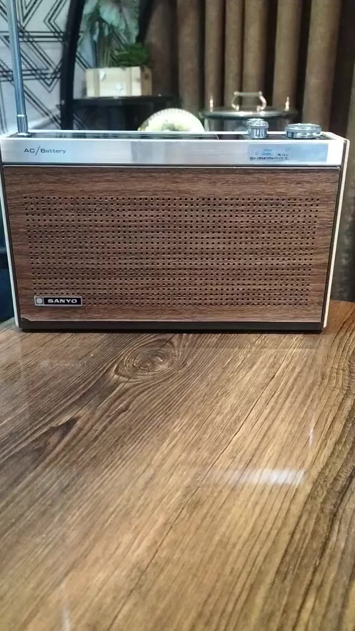 راديو سوني ياباني ثلاث موجات انتاج السبعينات.
جهاز جميل جدا ولا يوجد اي ضرر فيه رغم أن صناعته قبل نحو نصف قرن.
يعمل على اربع بطاريات وسط، ومرفق معه واير كهرباء الجهاز الاصلي.
المكان بغداد ويوجد توصيل للمحافظات كافة.


**إذا كنت صاحب هذا الإعلان وتريد حذفه لأي سبب، رجاءا أرسل رسالة إلى الدعم الفني**