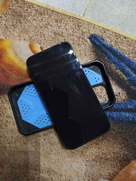 ايفون 13 
البطاريه 100٪
نظافة 100٪
ضمان ماستر 
شرق اوسط 
غراضه كامله 
قبل اسبوعين فتحته من الكرتونه 
***********
السعر خاص او اتصل عل رقم
