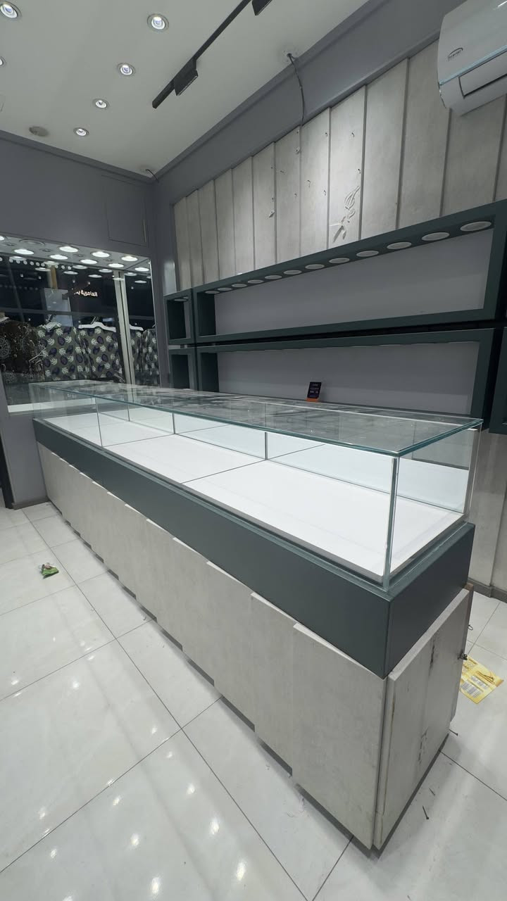 السلام عليكم من رخصة الادمن رسبشن يفيد اهل الذهب كامل هو ملحقاته  وارفوف هم + قاصه كبيره جدا الي تفيده *********** وتساب اتصال
