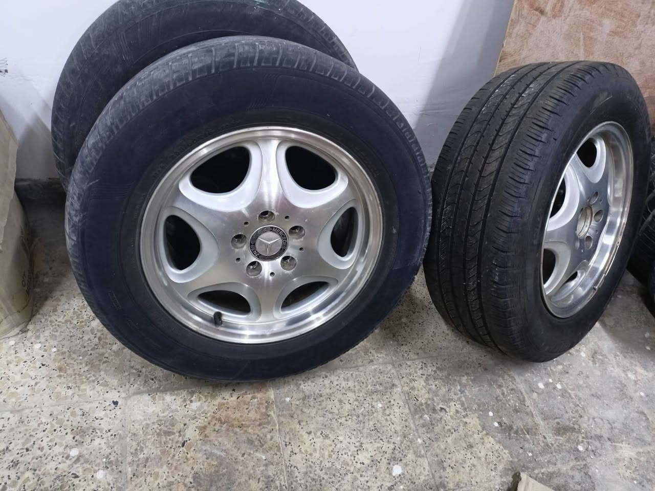 السلام عليكم مرسيدس شبح موديل 1966 رقم بغداد دولي للتعمير مع سياره مرسيدس شبح موديل 1996 وارد امريكي مقطعه ادوات كامله بكل تفاصيلها للبيع السعر 9500 دولار للاستفسار ***********
