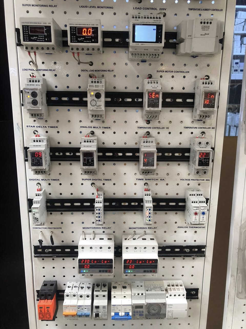 السلام عليكم تاسيسات كهرباء عامة نصب سبالت  مع ديكورات وصبغ دور وصحيات عامة تلفون  شارع الصناعة عمارة الجنسية القديمة قصي سعادة ***********
