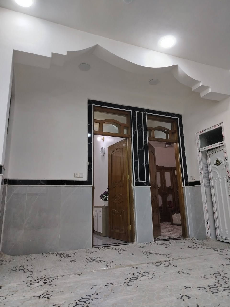 السلام عليكم بيت للبيع نهاوند الثانيه بداية شارع عشرين خلف اسواق عسوله البيت طابق ونص طابق ارضي غرفتين نوم وصاله واستقبال ومطبخ حمام وأثنين مناور الطابق الثاني غرفه سويت 10×4 وحمام مشترك وصاله الاستفسار على الرقم ***********
السعر 230
