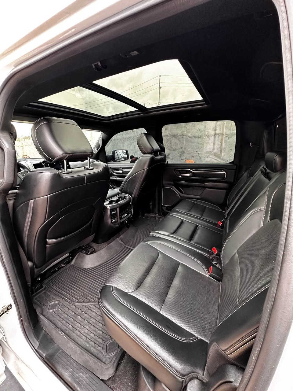 للبيع رام الفئة سبورت فول مواصفات 
كلين تايتل كفالة عامة 
رقم اربيل انكليزي باسمي شرط التحويل
مكينة 8 سلندر هيمي 5700
ويل سايز 22 
بدي كصير باب طويل المرغوب
مراي شفط 
اشاره ترحيب
حساس امامي خلفي مع نظام التوقف الالي 
كامرة خلفية 
تشغيل عن بعد 
السيارة بدي كت والترفيعة والويل من امريكا شركة ريدي ليفت الامريكية
كزوز رياضي ايضا شركة ريدي ليفت 
حدادية جديده 
شاشة تسلا 
4 ويل 4x4
كشنات جلد وكهربائية 
كشن تدفئة تبريد 
تبريد امامي وخلفي 
فتحة سقف بانوراما 
بصمة قفل بوب 
مع بصمات تشغيل عدد 2 
السيارة جاهزة 
موديل 2020 
وباسمي وبيها دفتر خروجية 
وشادلها منظومة غاز ايطالية انسى الصرف 
للاستفسار ***********
مكاني البصرة شط العرب
بيع مستعجل 
السياره اخذتها ب4شدات و10 
والان ب325 مستعجل ورجاءا رجاءا لحد يكسر بالحلال لان كتبت مستعجل الله يرحم والديكم عجبتك السياره احجي واكتبلي عالخاص البصرة, العراق
