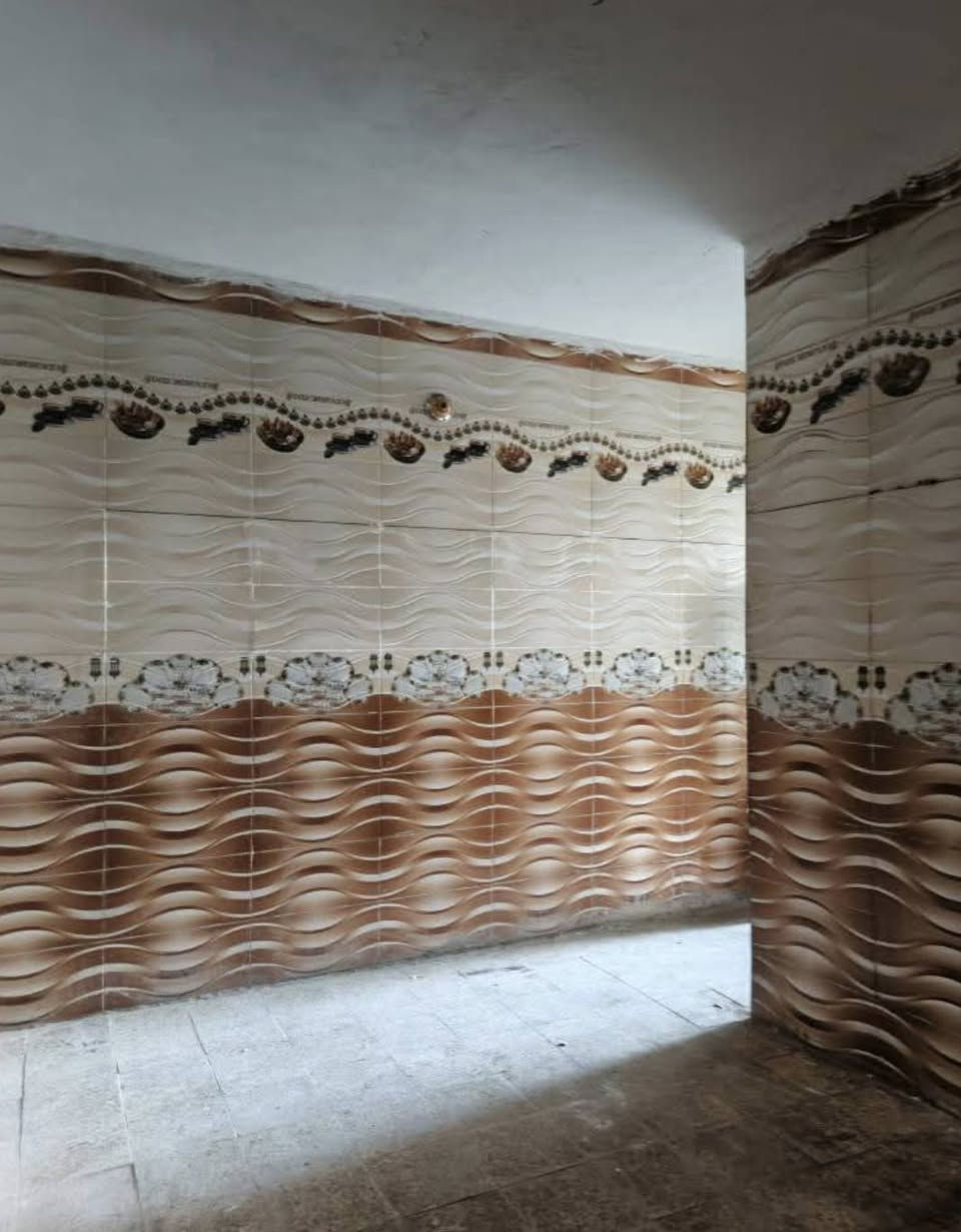 بيت للبيع بنداء 100م قرب المدرسه الورديه طابق ونص كونكريت مسلح سعره 73اتصال برقم صاحب الدار ***********
