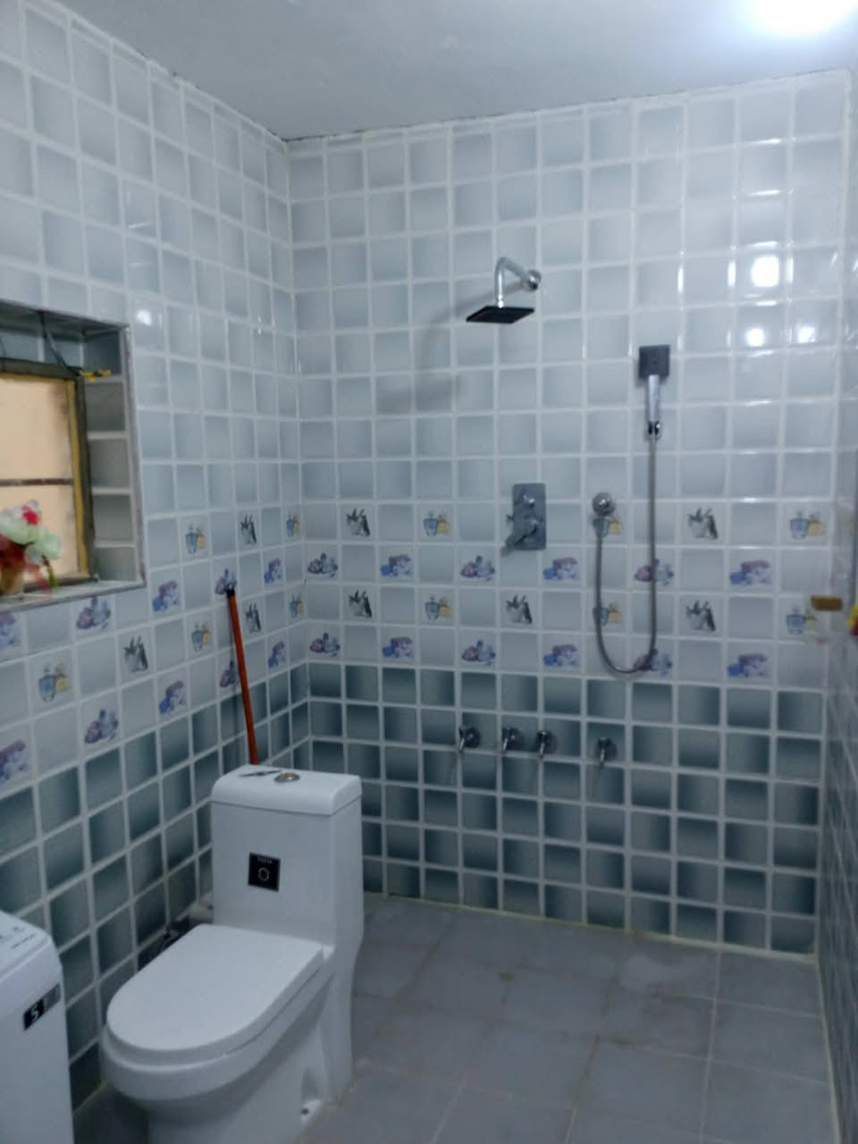 السلام عليكم بيت للبيع طابو صرف بحي الزهراء المدخل الاول حي الشهداء في الخالص المساحة 250 متر يتكون من كراج واستقبال وغرفة نوم عدد ٢ ومطبخ وصالة  صغيرة ومجمع صحيات منفصلة وحديقة خلف البيت السعر 90 مليون  او مراوس بقطعة طابو صرف تجارية بحي المجتبى للتفاصيل اتصال فقط ع الرقم ***********
