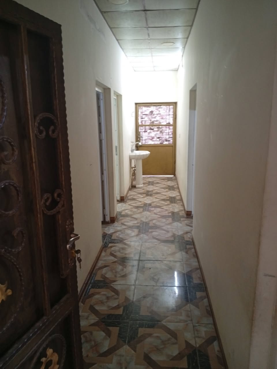 شقه للايجار 
طابق ثاني فول سيراميك تحتوي على ثلاث غرف نوم ومطبخ وصحيات الموقع منطقه ال55 على الشارع التجاري مقابل دوميز ومقابل. الملعب الخماسي 
للاستفسار الاتصال على الرقم ***********
