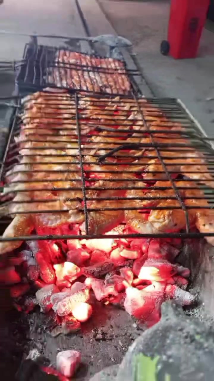 السلام عليكم تحية طيبة لجميع زبائننا الگرام❤️
#مطعم_مشويات 👨‍🍳🥓🥓

متواجدين طيلة أيام الأسبوع ❤️

. اجنحه نفر 6الف 😍***********
