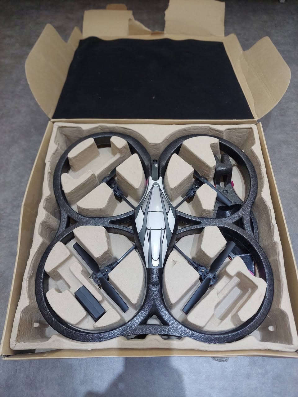 السلام عليكم درون AR DRONE جديده غير مستخدمه وبيه كامره بدقه HD تجي نسخه الواي فاي تتحكم بيه من التلفون ⚠️الدرون نقصه فقط بطاريه السعر [ 100 ] الف موجود توصيل 🚕


**إذا كنت صاحب هذا الإعلان وتريد حذفه لأي سبب، رجاءا أرسل رسالة إلى الدعم الفني**