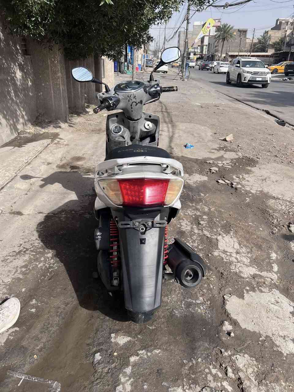 السلام عليكم سكنس فحل الدراجه مكفوله مكفوله من كلشي برغي ما مفتوح بيها كلش نضيفه ومصارلي هواي من نزلتها من الرمبه سعر مليون وميتين وخمسين الاتصال *********** مكاني الامين الثانيه
