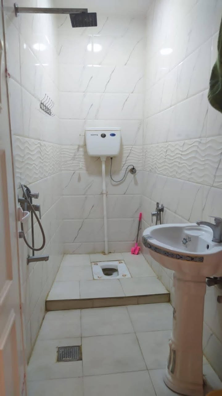 🏠 بيت زراعي للبيع 🏠
📌 منطقة الصخيين شارع المهندس ( قرب جامعة ذي قار )
مساحة البيت (200) متر على شارع (15) متر
تفاصيل البناء :~
الاساس رباط صب 
البناء طابوق كونكريت
يتكون البيت من طابقين ومحل :~
الطابق الاول // استقبال + صالة + مطبخ + غرفة + صحيات داخليه خارجيه
الطابق الثاني // غرفتين + صالة + صحيات 
السعر // خاص فقط
للاستفسار اتصل على 📱:~ 
***********
