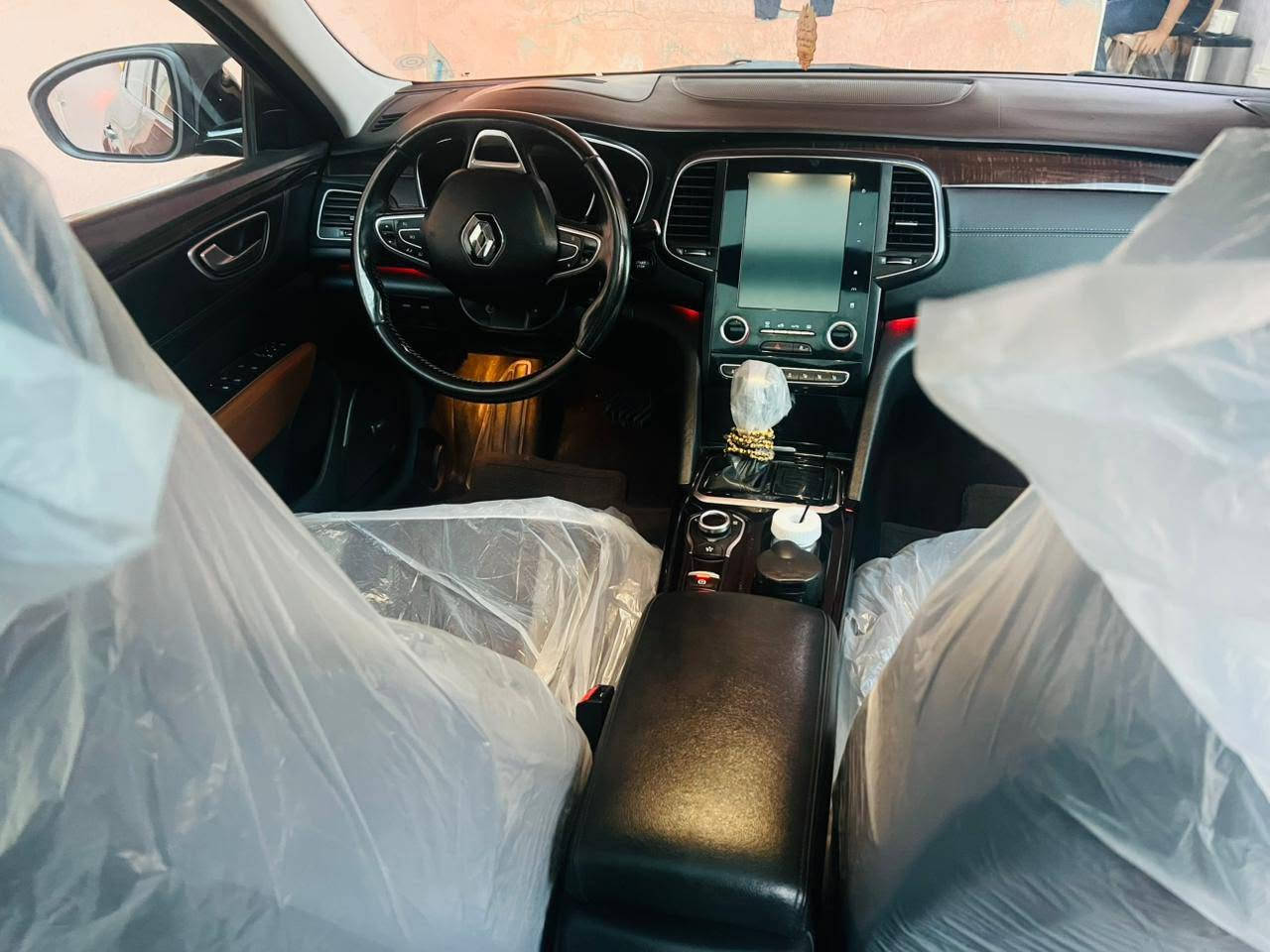 Renault talisman tce 2018
قەپات مواسەفات نمونەیە لە جوانی 
گوشین خەزن ساردو گەرم 
ناو سەیارەکە 5 ڕەنگی لیدی بیلادی 
ئۆتۆ پارک ئۆتۆ ستارت 
شاشەی بیلادی 
پانۆڕاما 
ڕادار 360پلە 
یەک PDR هەیە 
گێڕ و مەکینە بەشەرتی فەحس 
110 مەجالێ کەم 

*********** واتساپ
