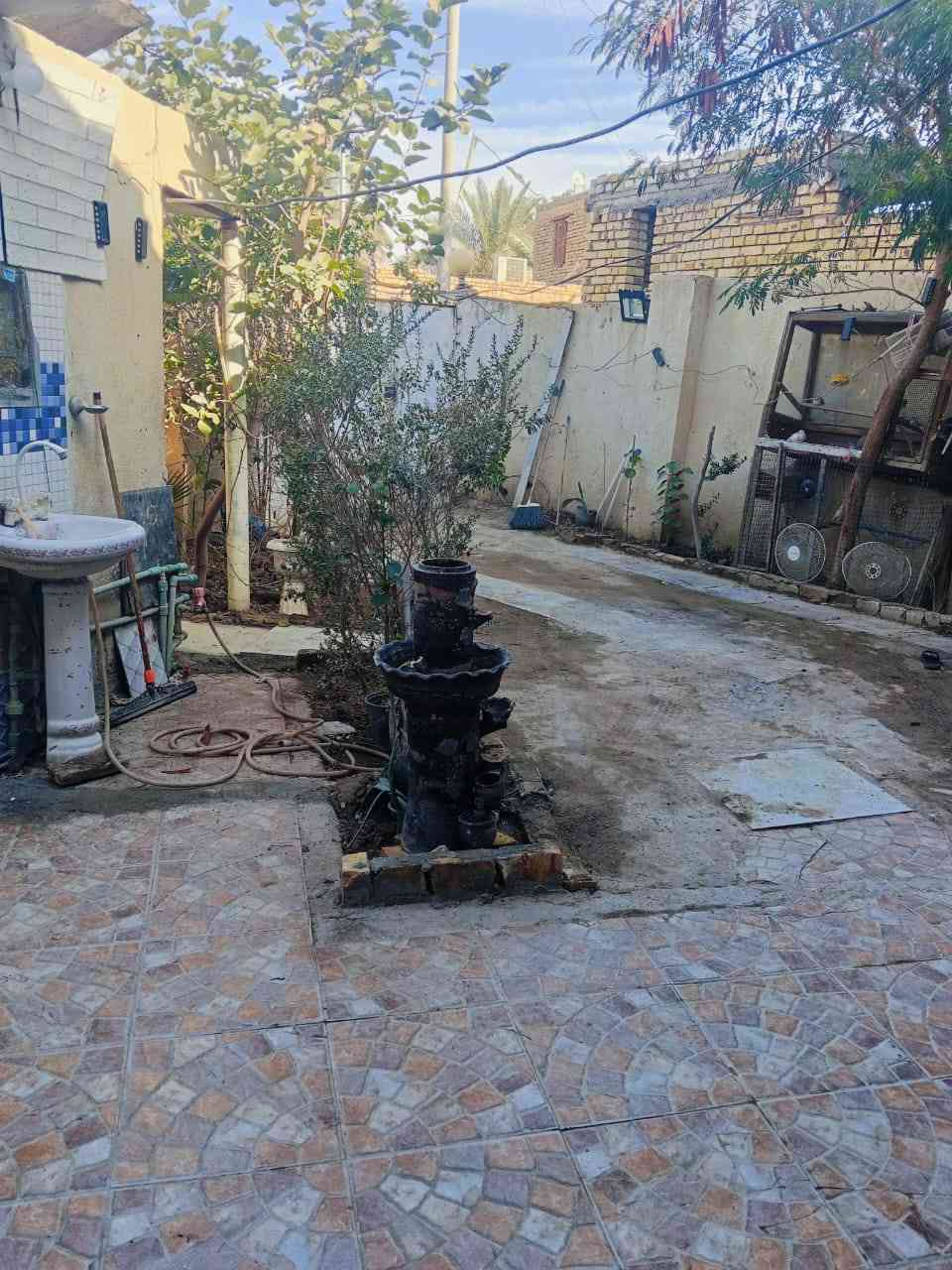 سلام عليكم بيت طابو زراعي بيه وصل بلديه وماء وكهرباء للبيع بزديناويه بشارع لمركز  يم جامع الحكيم  بلفرع لمقابيله طابق الاول بناء طابوق غرفتين  ومنور وصاله وديوانيه ومطبخ وحمامات داخليه وخارجيه مانقصه شي 
وثاني بناء فرمستون بس عكاده   بيه 4غرف
مساحه 180  
كهرباء فول ومجاري كله ثقيله  
سعر 100وبيه مجال قليل
تصال ***********
