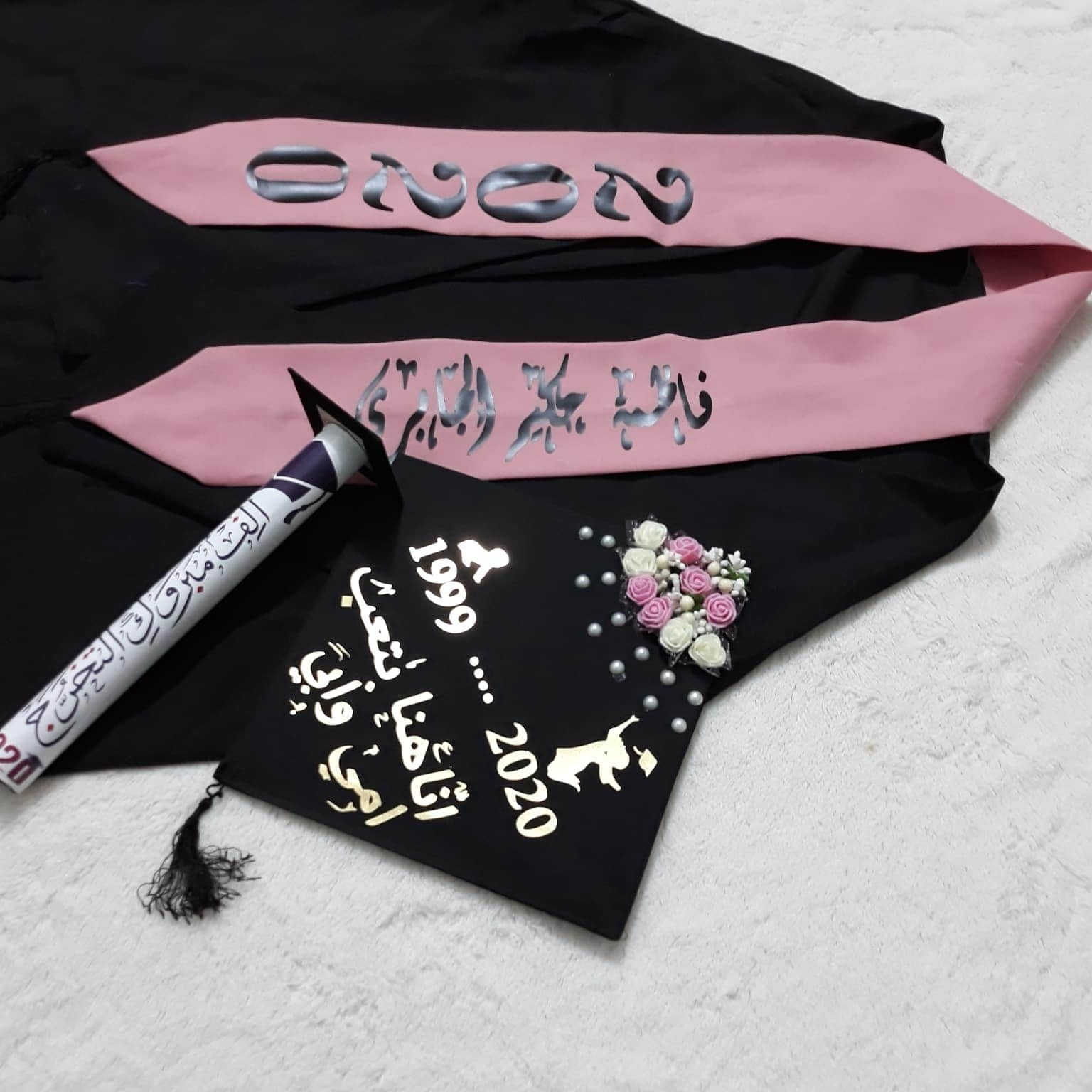 🎓✨ تخرجك يكتمل ويانا ✨🎓

عدنه تجهيز روب وقبعة ووشاح
وطباعة وتطريز بأفضل جودة 👌

🎨 متوفر بكل الألوان اللي تختارها

🔥 عروضنا 🔥

✔️ روب + قبعة + وشاح (بدون طباعة)
💰 بس 15 ألف (بدون توصيل)

✔️ روب + قبعة + وشاح + طباعة القبعة والوشاح
💰 32 ألف (ويّه توصيل 🚚)

⭐ ملاحظة:

- القبعة والوشاح الملكي يضاف 5 آلاف لكل قطعة
- أسعار التطريز تختلف حسب الطلب

📜 عدنه شهادة تخرج:
💰 بـ 3 آلاف و 5 آلاف

📦 متوفر مفرد وجملة
📩 راسلونا خاص للحجز والاستفسار

خلّي تخرجك مميز وأنيق ويانا 🎓💙
ملاحظة الاسعار والعروض لقياسات الابتدائية والروضة


**إذا كنت صاحب هذا الإعلان وتريد حذفه لأي سبب، رجاءا أرسل رسالة إلى الدعم الفني**