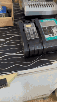 السلام عليكم شباب شاحنه جوكر من شركه ماكيته وشاشه سياره زائد مكسرات مال صوت عدد 3 شلعه وحده المكان بغداد شهداء البياع الرقم ***********
