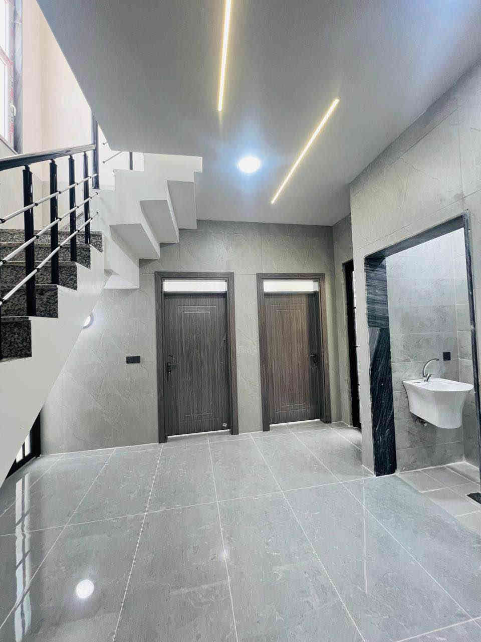 دار للبيع في حي الملايين الاولى 
المساحه البيت 150متر طابقين بناء حديث خدمات كامله تسليم البيت فوري 
جنس الارض بستان ملك صرف 
السعر 150مليون وقابل للتفاوض 
الأستفسار ***********
كورك *********** موصل
