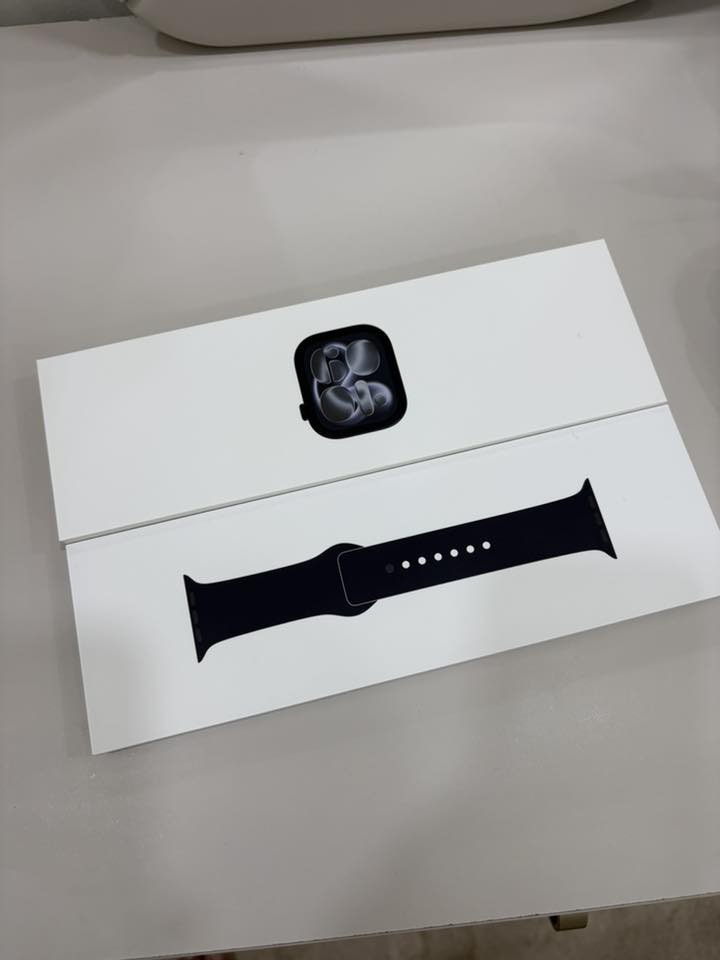 مرحبا / ساعه ابل الجيل 11 جديده ملبوسه مرتين فقط لون اسود حجم 46 الشاحنه مامفتوحه صار 10 أيام من اشتريته وياه كم سير هديه للبيع 550 الف وبيه بعض المجال للشراي بصره ***********
