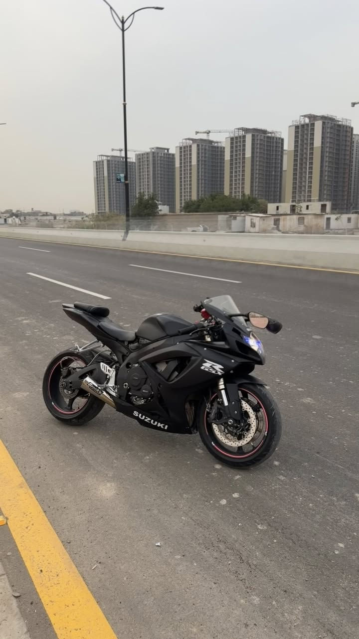 السلام عليكم 
جكسر مديل 2007 600cc 
عليها برمجه تفريغ وطلقات 
واكزوس بروكس اصلي صوتها رعب
هدرز بي بوابه تكدر تشغلها تصير كاتم او صوت
عنبار امامي برمبو 
تخم تاير جديد برجستون 
عليها ادامه كامله من نوزلات وثلاجه وكامل 
تخم بلكات ngk اصلي 
فيتبم USA اصلي جديد 
باتري BS 
كفر بلادي اصلي
الدراجه كامله نكره سلف 
الدراجه مكفوله من كلشي مابيها كل مشكله 
مكان الدراجه بغداد المنصور او شارع فلسطين 
للاتصال ***********
