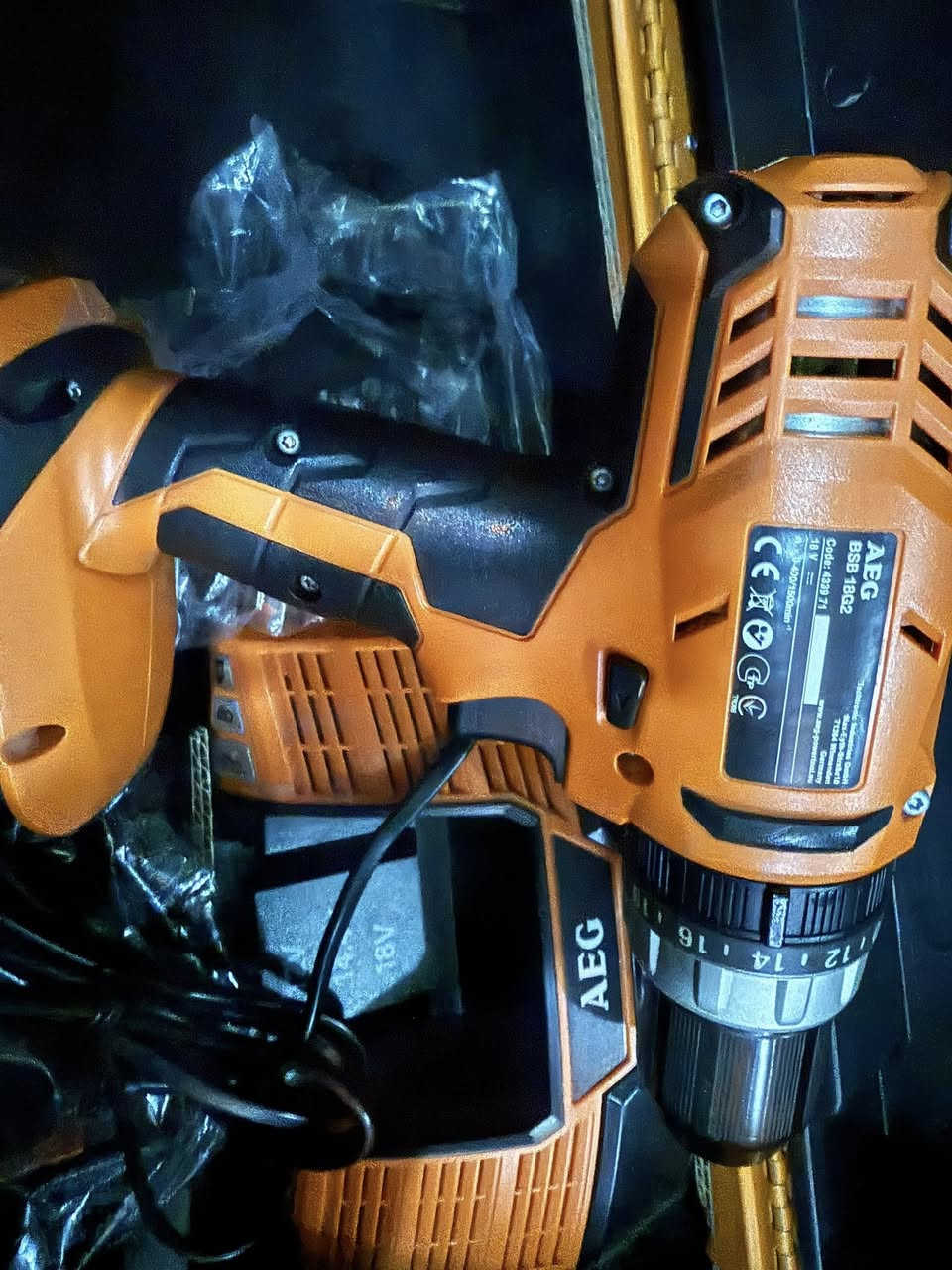السلام عليكم اعضاء الكروب  دريل ٣ انظمه (تثقيب همر فتح وشد) ودريل امباكت ماركه AEG  الالمانيه جديد (فحمات وليس برشلسس) مع حقيبه  وشاحنه وبطاريتين وسيت براين ولبب   ماركه AEG  داخل الحقيبه كما موضح في الصور  السعر المطلوب ٣٢٥ الف   مكاني بغدا د الكرخ. للتواصل ***********  (واتساب) او  على الخاص
