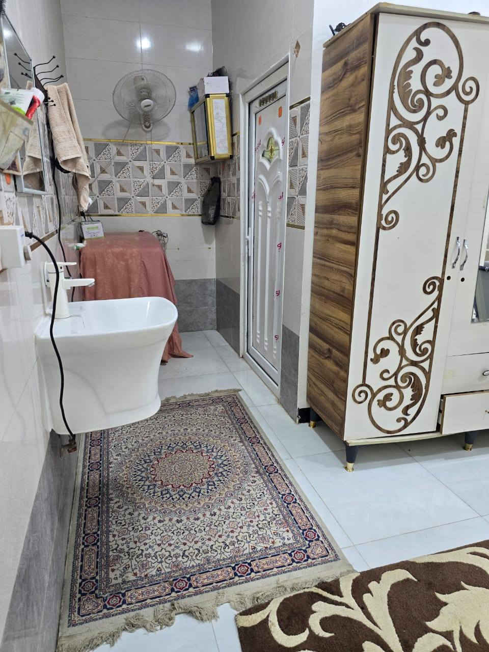 بيت جديد للبيع على طريق السنيه سياحي مساحته 600م قريب على شارع رئيسي خدمات كامله بناء 4غرف وصاله ومطبخ واستقبال وحمام طارمه حلوه تفاصيل أكثر على رقم ***********
