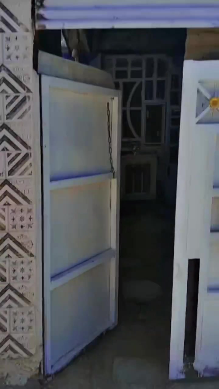 بيت اللبيع مساحته 120 يحتوي على كراج وبابيت باب خروج ودخول وستقبال وصاله غرف نوم 1 وصطح وحمام وتوليت والستقبال تختوي على مدخلين وترك ومطبخ لبيتونه  خمس امتار ونص لعرض مال بيتونه 4 ونص وطول 5 ونص لبيت مسلح محتوه على تغليف وسرميك كله سرميك داير مادير الارضيه كاشي سعر35 البيت عالي 3 مترات 23 ارتفاع البيت نضيف ومابيت تشقق وخدمات فول وماء مجاري ونت وكهربائبه بغداد سبع قصور شارع ابو علي يم حسينيت ال هاشم شارع عريض عن شاع حولي 7 ابيوت رقم الهاتف *********** غير متواجد على الفيس
