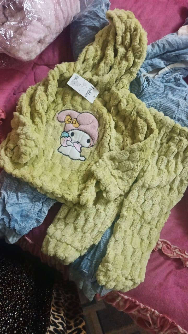 التراكات من اكس الى اكسين لارج 
وملابس اطفال من عمر سنه الى 3 سنوات اكو توصيل محافضات بس واتصلو عالرقم *********** خاص ممنوع رجأ وكلهم قذيفه مال شتاء جدد بعدهم بالنايلون
