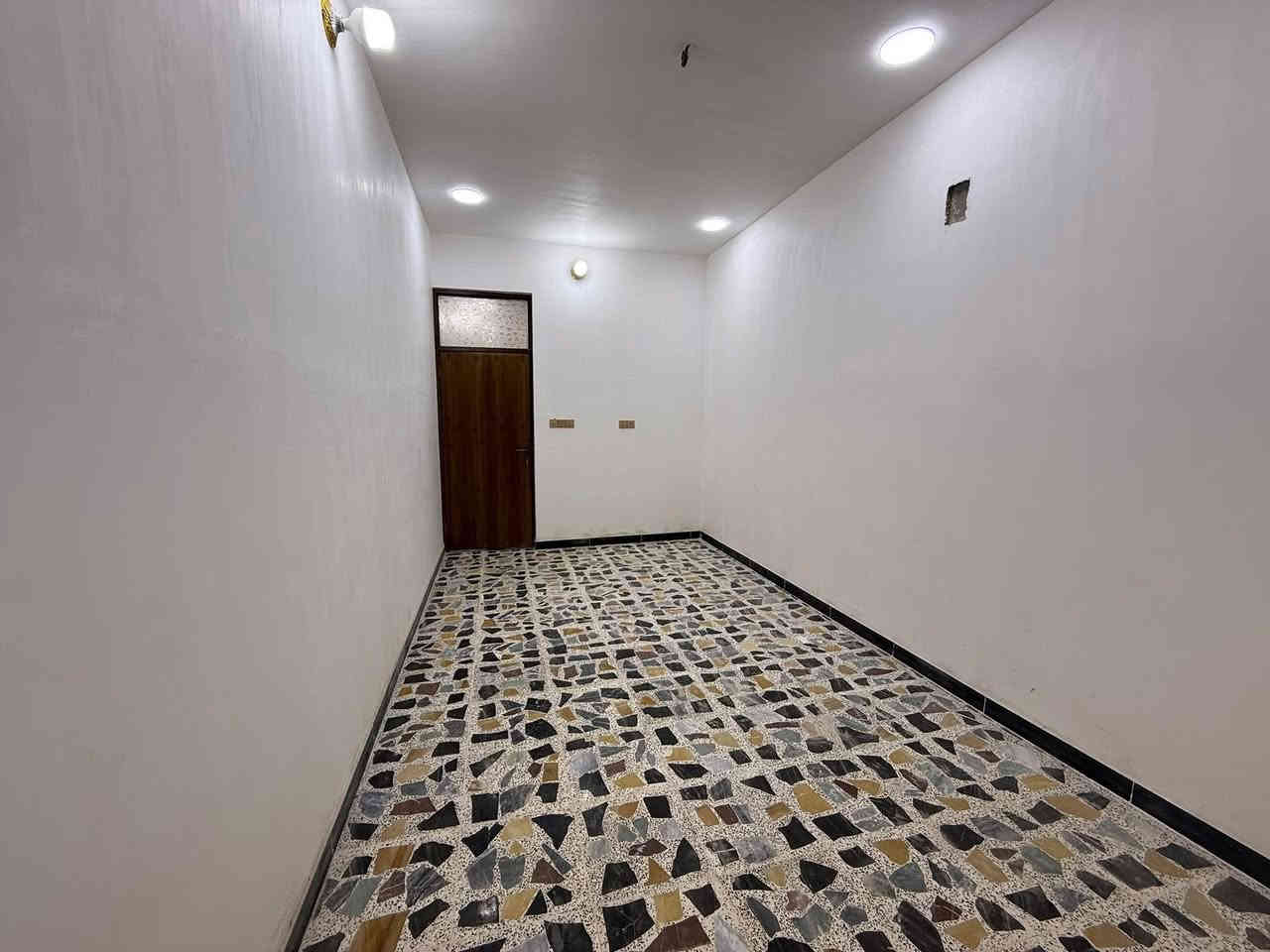 الدار للايجار 🏠🏘️
المساحة 75 م 
رصيف امام البيت 6 م 
عرض الشارع 20 م 
العنوان الشعب شارع عدن مقابيل مطعم حجي عادل
يحتوي على كراج صغير وخدمات خارجية واستقبال ومطبخ حار وبارد ومنور وخدمات وغرفة نوم 
ويحتوي الطابق الثاني على غرفتين نوم وخدمات ومكان غسالة وبيتونة وسطحين 
للاستفسار اكثر يرجى الاتصال على الرقم التالي ***********
او زيارة مكتب تبارك للعقار والمقاولات الكائن في شارع الاسواق المركزية قرب مطعم ميامي
