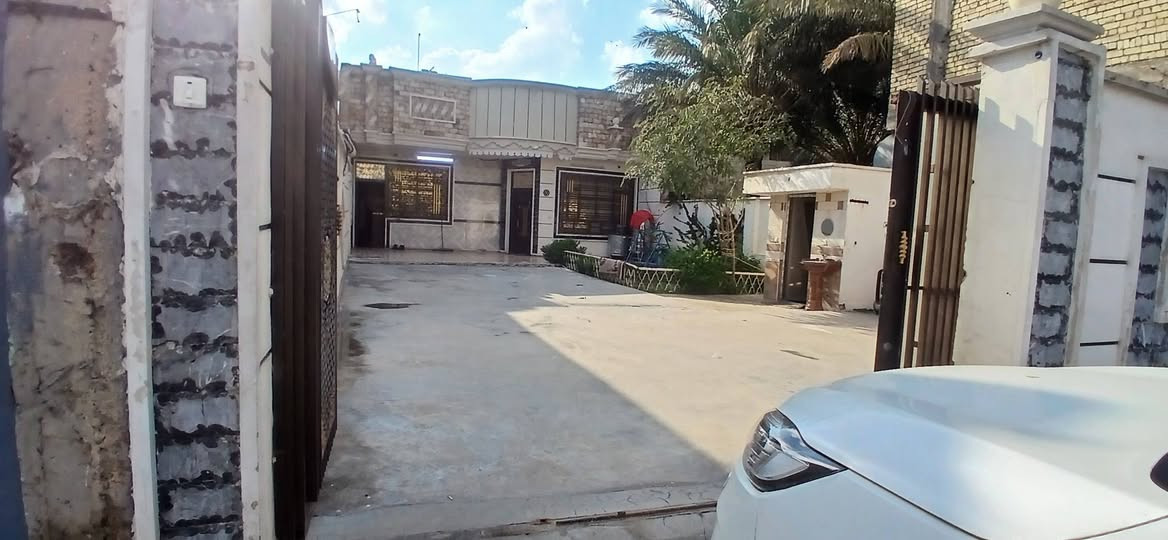 سلام عليكم بيت ابستان سامي علا شارع العام مساحة ٥٠٠ متر بنيان حديث 
قرب مطعم اوراس ***********
