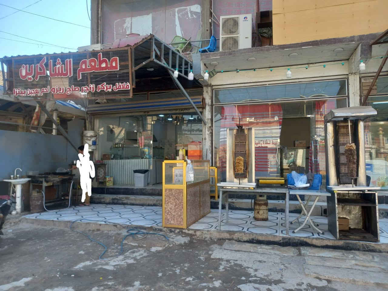 السلام عليكم مطعم للبيع سبب عدم التفرغ مكون فرن بيزا ٣ طابق  وخمارات ثنين وقلايات ٣ زيتيه  وستيك بركر و ٥ قناني غاز مطعم متكامل ثنين مجمدات وعارضه وحده الواجه ١١ متر والنزال ٢٠ تقريب المطعم صاير ركن المكان حي الزهراء مقابيل صيدليه الشاكرين  للإستفسار اتصال ع الرقم   ***********
