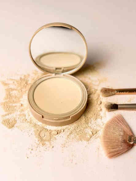 بودرة"لا مير باريس" (La Mer Paris) 

بعامل حماية من الشمس SPF30. 
بتركيبة كريمية وحريرية تمنح إحساس كريم الأساس السائل. 
توفر تغطية طويلة الأمد ولا تسبب جفاف البشرة. 
تساعد على طمس العيوب وتنعيم الخطوط الدقيقة وتوحيد لون البشرة. 
تحتوي على عامل حماية من الشمس بدرجة 30 للحماية من الأشعة فوق البنفسجية. 

سعر 7،000
عنوان بغداد اركية وفاضل شارع المسبح العام
توصيل داخل المنطقة مجاناً بغداد والمحافظات 5
للحجز والاستفسار مراسلة الصفحة او الرقم ***********
